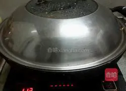 Illustration of how to steam chicken with Cordyceps flower 7