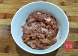 Illustration of how to make fried shredded pork with green pepper and carrot 3