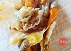 Illustration of how to stir-fry spicy duck gizzards 4