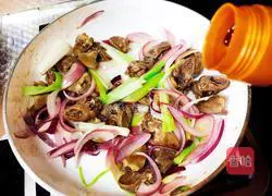 Illustration of how to stir-fry chicken hearts with green garlic sprouts 13