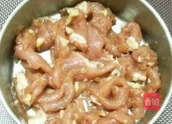 Illustration of how to make fried pork slices with broccoli 2