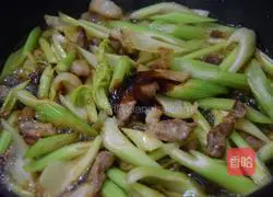 Illustration of how to stir-fry celery and meat 5