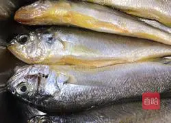 Illustration of how to make fried yellow croaker with pickled vegetables 1