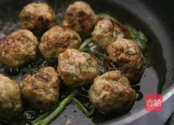 Illustration of making sweet and sour meatballs 7