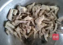 Illustration of how to cook pork ribs and chicken feet in dry pot 2