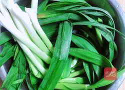 Illustration of how to stir-fry sausages with black beans and garlic sprouts 1