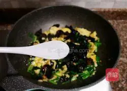 Illustration of how to make spinach, fungus and scrambled eggs 13
