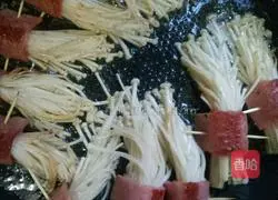 Illustration of how to make bacon and enoki mushrooms 8