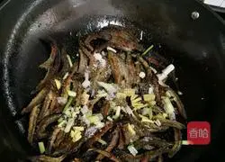 Illustration of how to make stir-fried loach with pickled vegetables 7