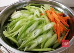 Illustration of how to stir-fry celery and cashew nuts 2