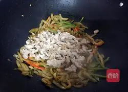 Illustration of how to stir-fry shredded pork with mustard 6