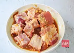 Illustration of how to make steamed taro with spareribs 10