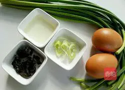 Illustration of how to make fried eggs with garlic sprouts 1