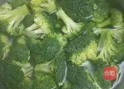 Illustration of how to make a happy marriage with Jinlan Changjiujiu (Sauteed Sausage and Broccoli) 1