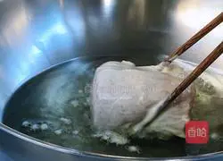 Illustration of how to steam crispy pork with chicken juice 7