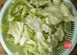 Sour Illustration of how to make spicy shredded cabbage 3