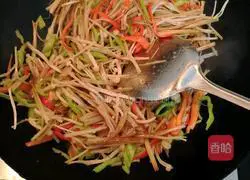 Illustration of how to stir-fry enoki mushrooms and double peppers 4