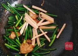 Illustration of how to stir-fry meat with ham, garlic sprouts 6