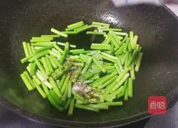 Illustration of how to stir-fry beef with garlic moss 13