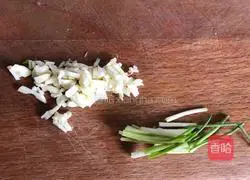 Illustration of how to make spicy stir-fried shredded pork with white jade mushroom 4
