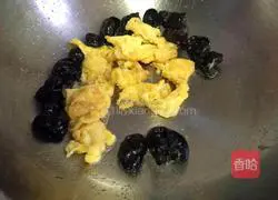 Illustration of how to make fried fungus with eggs 6