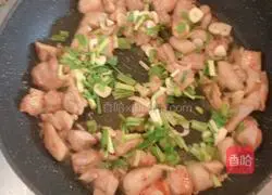 Illustration of how to stir-fry diced fungus chicken 6