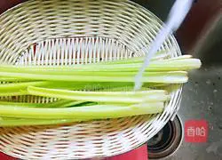 Illustration of how to make fried celery intestines 2
