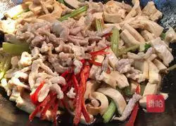 Illustration of how to stir-fry shredded pork with dried celery and fragrant 14