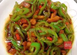 Illustration of how to make green pepper meat slices 7