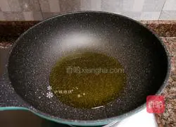 Illustration of how to make fried shredded pork with chives 5