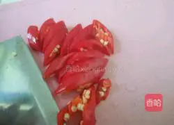 Illustration of how to make fried eggs with garlic sprouts 1