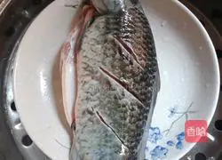 Illustration of how to make steamed crucian carp 7