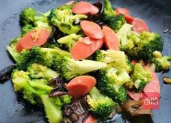 Illustration of how to make fried ham with broccoli and fungus 11