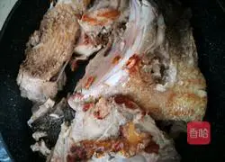 Illustration of how to cook pork belly and fat fish head 4