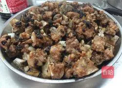 Illustration of how to steam the pork ribs with taro 2