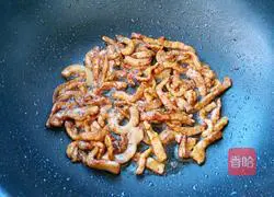 Illustration of how to stir-fry shredded pork with king oyster mushroom 6