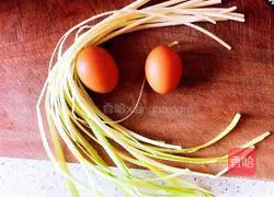  #Shaanxi# Illustration of how to make stir-fried eggs with chives 1