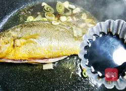 Illustration of how to make New Year delicacy yellow croaker 5