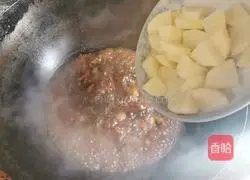 Illustration of how to make braised pork with potatoes 6