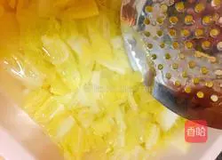 Illustration of how to make stir-fried pork with cabbage and fungus 2