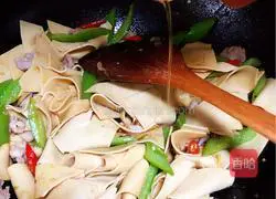 Illustration of how to make fried tofu skin with hot pepper 8