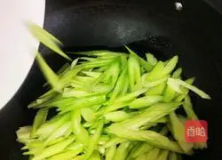 Illustration of how to make fried celery intestines 8