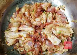 Illustration of how to make fried crispy pork 4