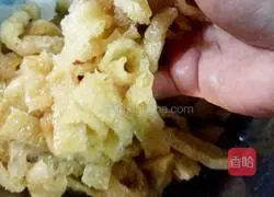 Illustration of how to make spicy and sour pickled skin 5