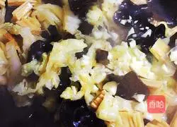 Illustration of how to stir-fry cabbage with fungus and yuba 12