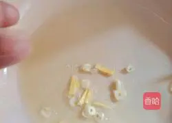 Illustration of how to stir-fry shredded pork with green pepper 6