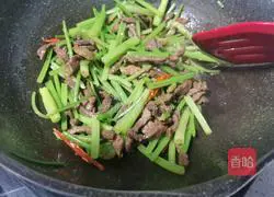 Illustration of how to make fried beef with wheat and celery 11