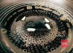 Illustration of how to stir-fry shrimps with celery 6