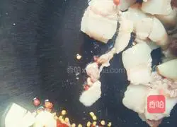 Illustration of how to stew fresh meat and dried radish slices 5