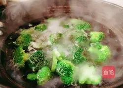 Illustration of how to make steamed broccoli with sea fish 6